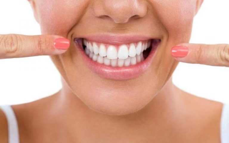 Sbiancamento naturale dei denti: ecco alcuni rimedi della nonna