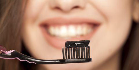 Dentifricio con carbone attivo: come funziona e quali sono i suoi vantaggi per i denti