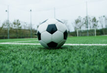 Sport più praticati in Italia: tutti i numeri pallone da calcio nel campo