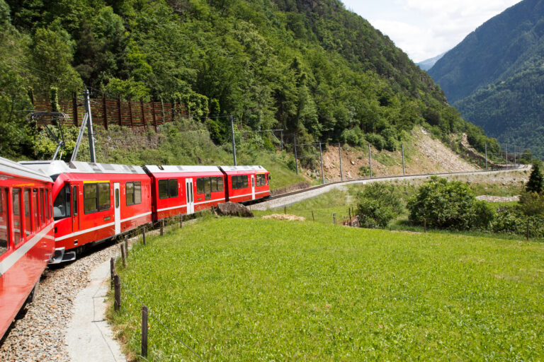 treno panoramico che attraversa i monti svizzeri