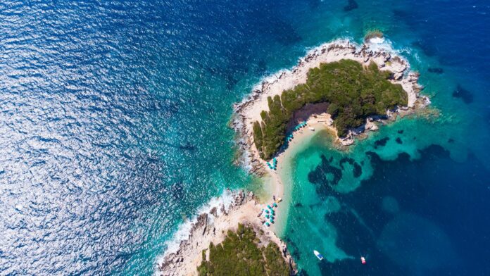 Spiaggia soleggiata a Ksamil in Albania