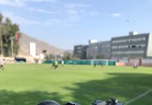 Quando il gioco si fa mobile: come lo smartphone ha cambiato il concetto di videogioco Fotocamera tenuta in mano davanti a un campetto da calcio