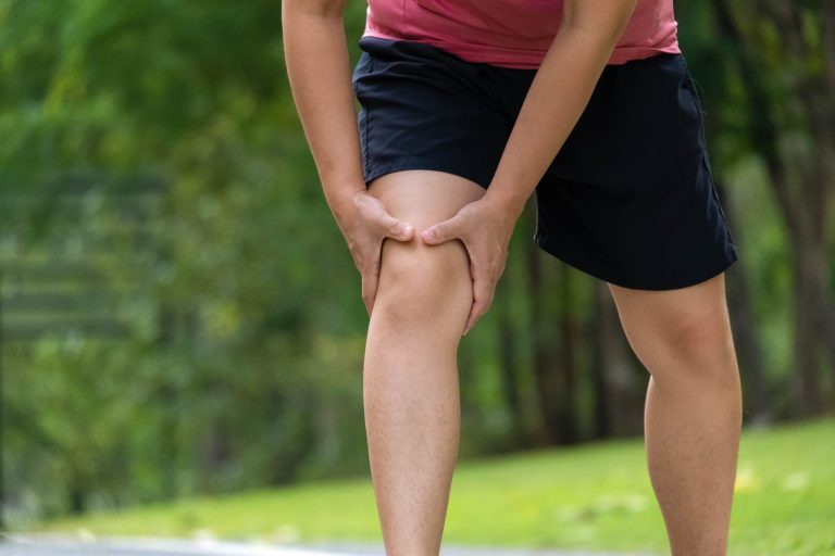 Una donna si tocca la coscia, dove avverte dolore muscolare