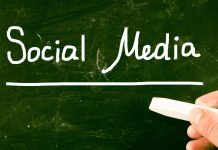 Come fare post condiviso su Instagram: guida alla pubblicazione Scritta bianca "social media" su sfondo verde