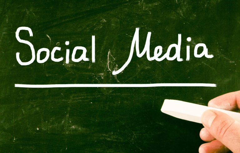 Scritta bianca "social media" su sfondo verde